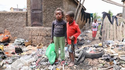 Des enfants dans une rue d'un bidonville de la capitale Antananarivo, la ville Malgache la plus touchée par l'épidémie de rougeole. (DOJCINOVIC SVETLANA/SIPA)