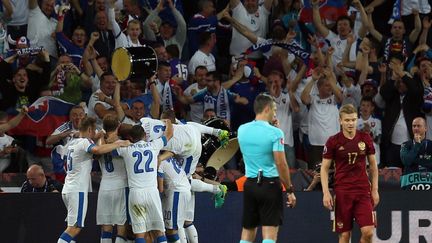 Le bonheur des joueurs slovaques devant leurs supporters contraste avec la détresse du Russe Chatov (EVRIM AYDIN / ANADOLU AGENCY)