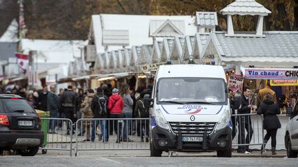 Un fourgon de la police sur les Champs-Elys&eacute;es, &agrave; Paris, le 18 novembre 2013. (FRED DUFOUR / AFP)