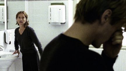 Isabelle Huppert prend sa revanche ! Deuxième prix d'interprétation féminine lors du Festival de Cannes 2001, et cette fois-ci sans partage. Un rôle offert par&nbsp;Michael Haneke dans La Pianiste. (ARTE FRANCE CINEMA / BAVARIA FIL)