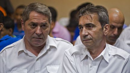 Le pilote Pascal Fauret et son copilote Bruno Odos, le 4 f&eacute;vrier 2014, devant le tribunal de Higuey (R&eacute;publique dominicaine). (ERIKA SANTELICES / AFP)