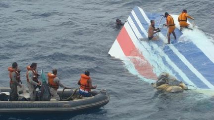 Découverte d'un morceau de l'épave du vol Air France 447 Rio-Paris, qui avait disparu le 1er juin 2009 (AFP - AGENCIA ESTADO - BRAZILIAN NAVY/HANDOUT/AE)