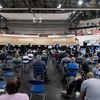 Le centre de vaccination du vélodrome de&nbsp;Saint-Quentin-en-Yvelines (Yvelines), le 30 mars 2021. (ARTHUR NICHOLAS ORCHARD / HANS LUCAS / AFP)