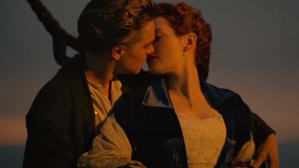 Une scène de baiser entre les deux personnages principaux de "Titanic" de James Cameron (1997) (TWENTIETH CENTURY FOX)