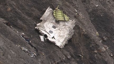 Un morceau de l'A320 de Germanwings dans les Alpes-de-Haute-Provence, le 26 mars 2015. (DENIS BOIS / GRIPMEDIA/AFPTV)