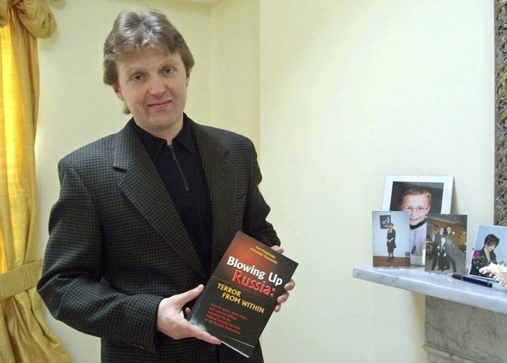 Alexander Litvinenko le 10 mai 2002 à son domicile de Londres, tenant dans ses mains l'ouvrage "Blowing up Russia : Terror from Within" qu'il avait co-écrit avec l'historien russo-américain Yuri Felshtinsky. (ALISTAIR FULLER / AP / SIPA)