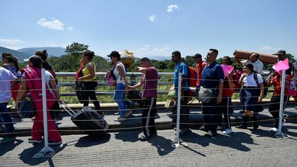 La file d'attente pour franchir le pont Simon Bolivar entre le Venezuela et la Colombie, le 15 février 2019. (LUIS ROBAYO / AFP)