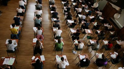 Des lycéens planchent sur l'épreuve de philosophie du baccalauréat le 18 juin 2018 à Thionville. (PIERRE HECKLER / MAXPPP)