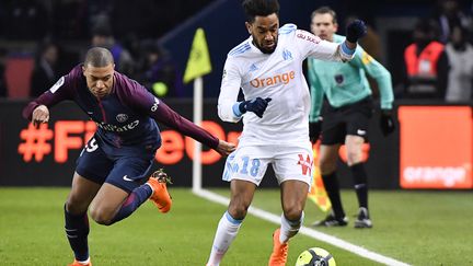 Kylian Mbappé revient défendre sur le Marseillais Amavi (GERARD JULIEN / AFP)