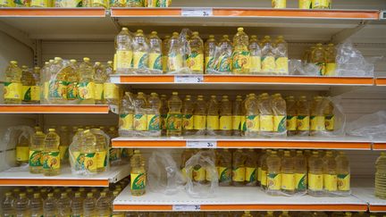 Un rayon d'huile de tournesol dans un supermarché à Pantin (Seine-Saint-Denis), le 14 mai 2022. (MYRIAM TIRLER / HANS LUCAS / AFP)