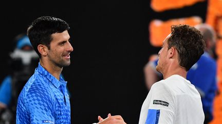 Novak Djokovic s'est qualifié pour le deuxième tour de l'Open d'Australie, face à   l'Espagnol Roberto Carballes Baena, le 17 janvier 2023, à Melbourne. (PAUL CROCK / AFP)