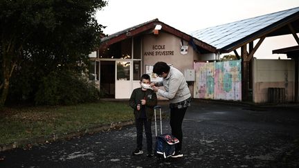 Fin du masque à l'école primaire dans 21 nouveaux départements à partir du lundi 11 octobre. (PHILIPPE LOPEZ / AFP)