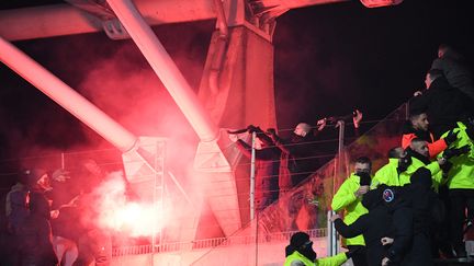 Des images des incidents en tribune lors du match entre Parisiens et Lyonnais, le 17 décembre 2021. (BERTRAND GUAY / AFP)