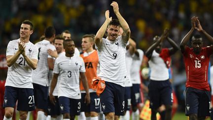 Les joueurs fran&ccedil;ais saluent le public,&nbsp;&agrave; l'issue du match France-Suisse, le 20 juin 2014 &agrave; Salvador de Baia (Br&eacute;sil). (DYLAN MARTINEZ / REUTERS)