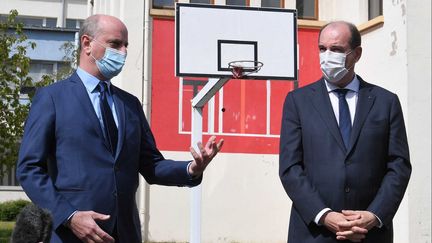 Le ministre de l'Education, Jean-Michel Blanquer, et le Premier ministre, Jean Castex, dans un lycée professionnel de Laxou (Meurthe-et-Moselle), le 3 mai 2021.&nbsp; (PATRICK HERTZOG / AFP)