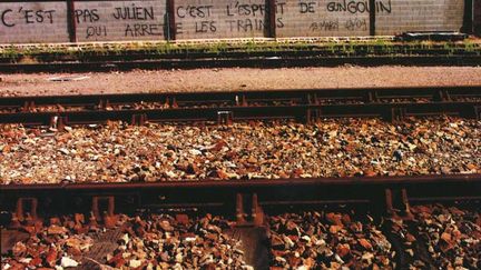 &nbsp; (Des rails tagués près de Tarnac en soutien à Julien Coupat © BISSON/JDD/SIPA)