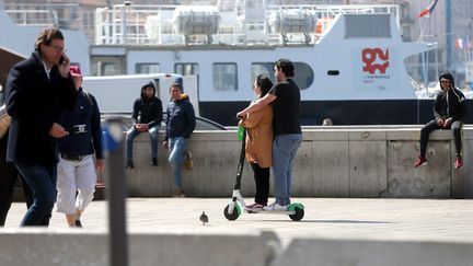 Des utilisateurs de trottinettes électriques, sur le Vieux Port de Marseille, le 25 mars 2019. (VALLAURI NICOLAS / MAXPPP)