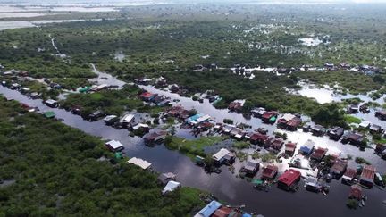 Pour cette seconde étape de la série consacrée aux plus beaux villages du monde, Le "13 Heures Découverte" vous emmène au Cambodge (Asie). Dans un village flottant hors du temps où les déplacements ne se font qu'en bateau.