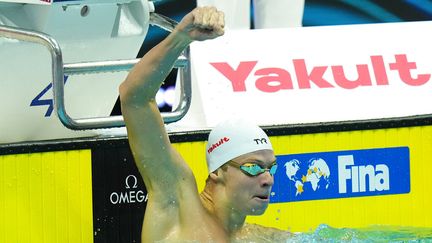 Léon Marchand, bras levés, remporte sa deuxième médaille d'or aux championnats du monde de Budapest, sur le 200 mètres 4 nages le 22 juin 2022. (PETR DAVID JOSEK / AP)