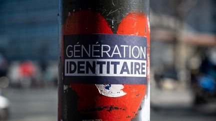 Un sticker du groupe d'extrême-droite Génération identitaire, à Paris, le 6 mars 2021. (RICCARDO MILANI / HANS LUCAS / AFP)