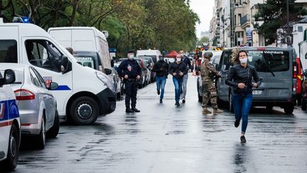 Des policiers dans le 11e arrondissement de Paris après l'attaque qui a fait deux blessés devant les anciens locaux de "Charlie Hebdo", le 25 septembre 2020. (MARIE MAGNIN / HANS LUCAS / AFP)