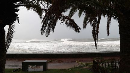 L'île de La Réunion pendant le passage du cyclone Batsirai, le 3 février 2022. (RICHARD BOUHET / AFP)