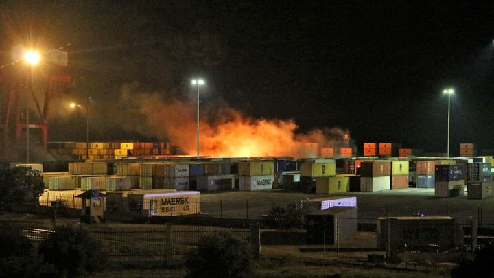 Des conteneurs en feu dans le port de Lattaquié (Syrie), le 7 décembre 2021, après une frappe israélienne destinée à détruire des cargaisons d'armes iraniennes. (SANA via AFP)