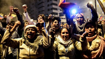 Des membres de la communauté indigène célèbrent l'accord trouvé avec le gouvernement équatorien, le 13 octobre 2019 à Quito. (MARTIN BERNETTI / AFP)