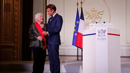 Line Renaud et le Président Emmanuel Macron le 2 septembre 2022 à l'Élysée, à Paris (LUDOVIC MARIN / POOL / AFP)