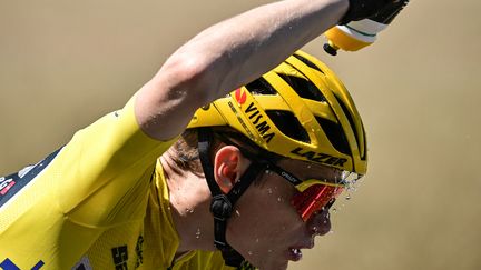 Le maillot jaune du Tour Jonas Vingegaard s'arrose sur l'étape entre Saint-Léonard-de-Noblat et le puy de Dôme, le 9 juillet 2023. (MARCO BERTORELLO / AFP)