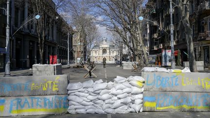 Une barricade à Odessa (Ukraine), le 17 mars 2022.&nbsp; (BULENT KILIC / AFP)