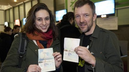 Les militants de Greenpeace, Alexandra Harris et&nbsp;Phil Ball, avant leur embarquement pour Londres &agrave; l'a&eacute;roport de Saint-P&eacute;tersbourg (Russie) le 27 d&eacute;cembre 2013.&nbsp; (DMITRI SHAROMOV / GREENPEACE / AFP)