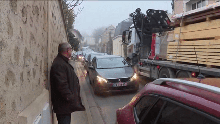 Trafic routier : un village du Val-d'Oise subit le passage incessant des camions