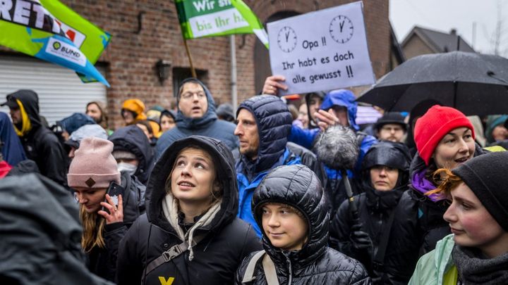 L'activiste suédoise Greta Thunberg au sein des militants réunis à Keyenberg, près de Lützerath (Allemagne) pour protester contre le projet d'extension d'une mine de charbon, le 14 janvier 2023. (REMKO DE WAAL / ANP MAG / AFP)