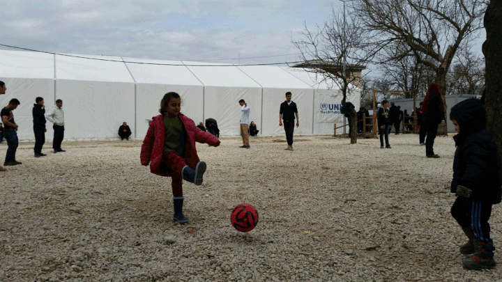 &nbsp; (Pour tuer le temps, les enfants jouent au ballon © RF / Benjamin Illy)