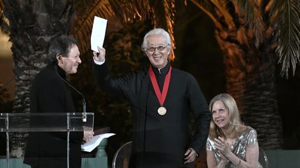 L'architecte japonais&nbsp;Arata Isozaki (au centre) au château de Versailles (Yvelines), le 24 mai 2019. (STEPHANE DE SAKUTIN / AFP)