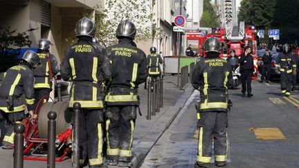 Les pompiers de Paris interviennent dans un immeuble du 11e arrondissement de la capitale, le 21 octobre 2012.&nbsp; (FRANCOIS GUILLOT / AFP)