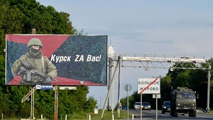 Un panneau appelle à rejoindre les forces militaires russes, à la sortie d'un village russe bordant la frontière avec l'Ukraine, le 26 mai 2023. (OLGA MALTSEVA / AFP)