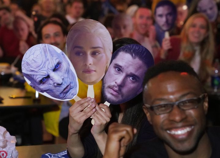 Au Understudy bar de Brooklyn, dimanche 14 avril, les fans de "Game of Thrones" affichent les masques de leurs personnages préférés.&nbsp; (TIMOTHY A. CLARY / AFP)