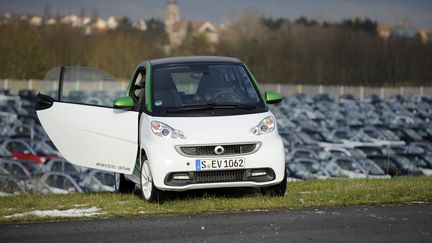 Une version &eacute;lectrique de la Smart Fortwo pr&egrave;s de l'usine Smart de Hambach (Moselle), le 11 d&eacute;cembre 2012. (JEAN-CHRISTOPHE VERHAEGEN / AFP)