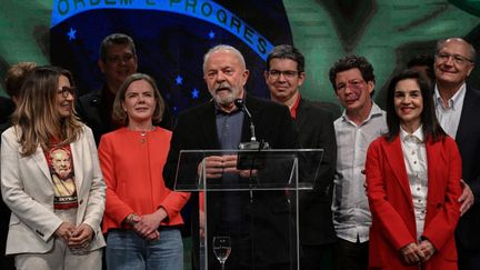 Luiz Inacio Lula da Silva prononce un discours à l'issue du premier tour de l'élection présidentielle, le 2 octobre 2022 à Sao Paulo. (NELSON ALMEIDA / AFP)