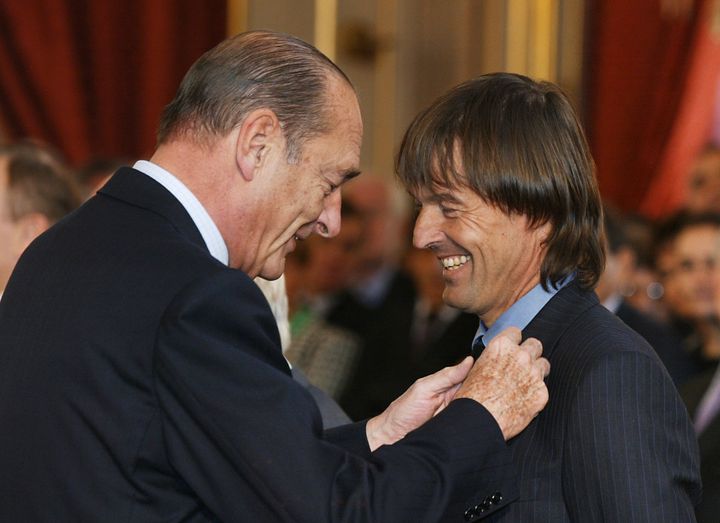 Nicolas Hulot décoré par Jacques Chirac, le 17 février 2003, à l'Elysée. (DANIEL JANIN / AFP)