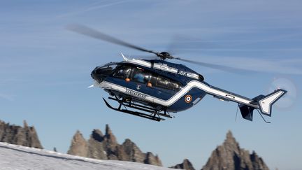 Un hélicoptère lors d'une opération de recherche dans le massif du Mont Blanc (image d'illustration). (GREGORY YETCHMENIZA / MAXPPP)