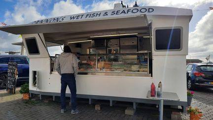 La cahute de Michael, poissonnier installé sur le port de Ramsgate, en Angleterre. (RICHARD PLACE / RADIO FRANCE)