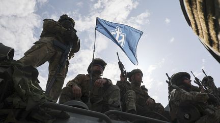 Des membres du Corps des volontaires russes et de la légion de la Liberté de Russie, le 24 mai 2023 en pleine invasion russe. (SERGEY KOZLOV / EPA/ MAXPPP)