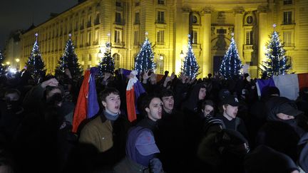 Des manifestants d'ultradroite se sont rassemblés pour rendre hommage à Thomas, à Crépol sur la place du Panthéon à Paris le 1er décembre 2023. (GEOFFROY VAN DER HASSELT / AFP)