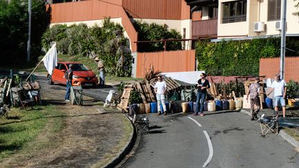 Des habitants de Nouméa près d'une barricade, le 16 mai 2024, en Nouvelle-Calédonie. (THEO ROUBY / AFP)