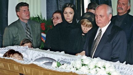 A la mort de sa femme Raïssa, après une leucémie, en 1999, Mikhaïl Gorbatchev se lance dans des projets hétéroclites. (MISHA JAPARIDZE / AFP)