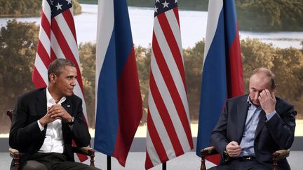 Le pr&eacute;sident am&eacute;ricain, Barack Obama (G), et le pr&eacute;sident russe, Vladimir Poutine, lors d'une r&eacute;union du G8 en Irlande du Nord, le 17 juin 2013. (KEVIN LAMARQUE / REUTERS)