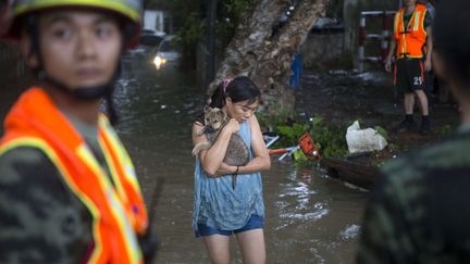 Plusieurs milliers d'habitants ont dû être évacués à Guangzhou, dans la province du Guandgong, à cause de la montée des eaux. (SIPA / AP)